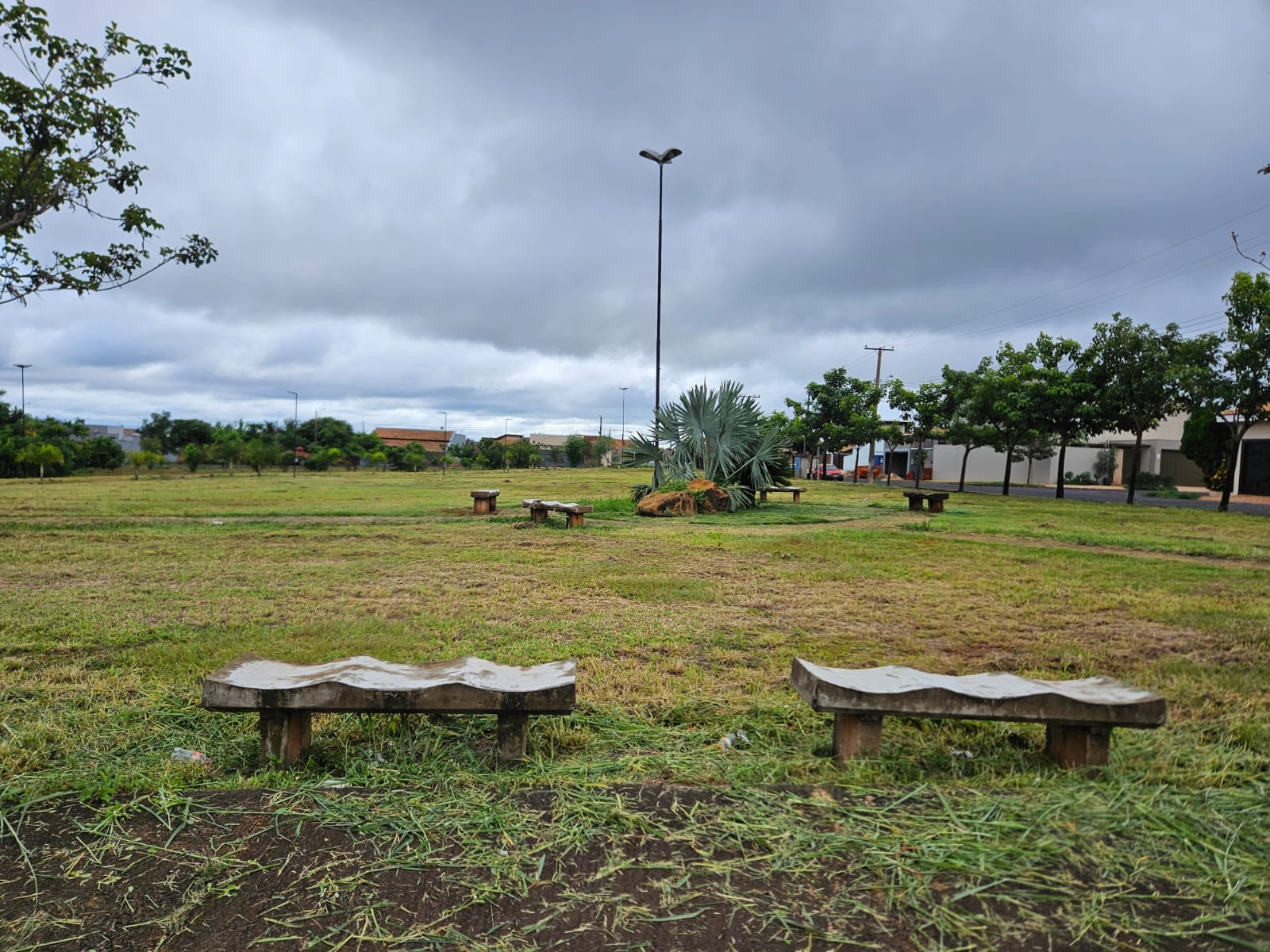 Roçagem e limpeza em praça do Parque Eldorado