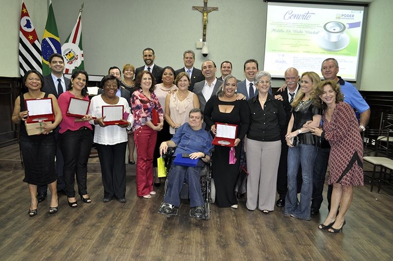 Funcionários do Departamento Municipal de Saúde durante homenagem no ano passado, na Câmara